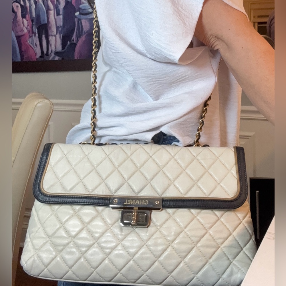 CHANEL Quilted Lambskin White Bag - Picture 4 of 17